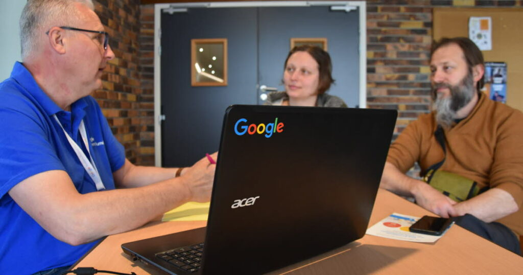 Pascal Heurtebise, coach Google, livre des conseils à Yvan et Nathalie, gérants d’un écolieu à Saint-Usuge, pour optimiser leur site internet. Photo JSL /Patrick AUDOUARD